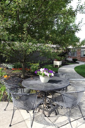 The Laurels of Worthington: Courtyard